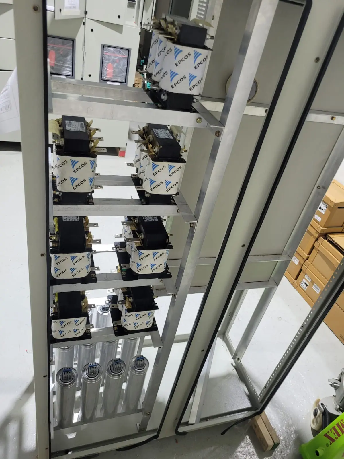 Power factor correction cabinet